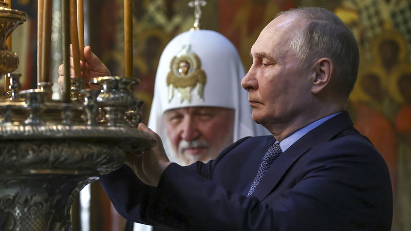 Den ryska presidenten Vladimir Putin, tillsammans med den ryska patriarken Kirill, tänder ett ljus i klostret Trefaldighetens-Sergius lavra i staden Sergijev Posad norr om Moskva, den 26 juni 2024. Foto: Mikhail Tereshchenko/Sputnik/Kreml/AP/TT.