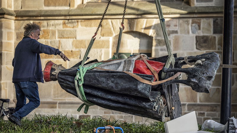 En skulptur av kardinalen Franz Hengsbach (1910–1991) 
lyfts bort med kran från katedralen i tyska Essen, efter 
att misstankar om sexuella övergrepp framkommit. Foto: Christoph Reichwein/dpa/AP.