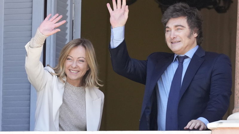 Argentinas president Javier Milei (till höger) är öppen med sina nedskärningar – medan Italiens Giorgia Meloni föredrar att prata om en ”anpassningsbana”. Foto: Natacha Pisarenko/AP.