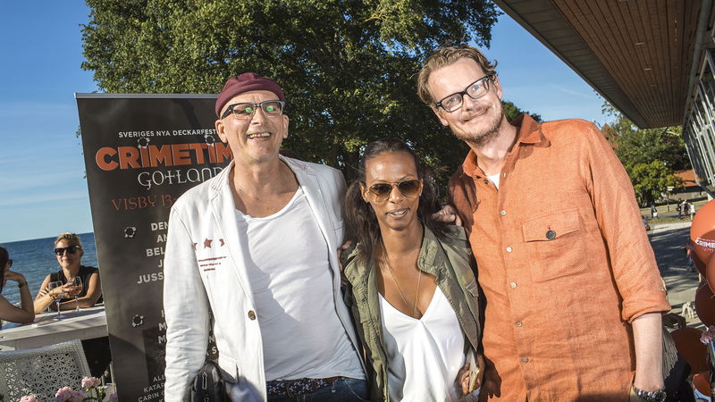 Per Schlingmann med flera deltar på ett mingel under en deckarfestival i Visby 2015. Foto: Karl Melander/TT.