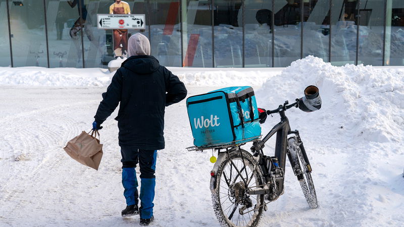 Ett bud från Wolt levererar en påse mat i Norges huvudstad Oslo. Foto: Gorm Kallestad.