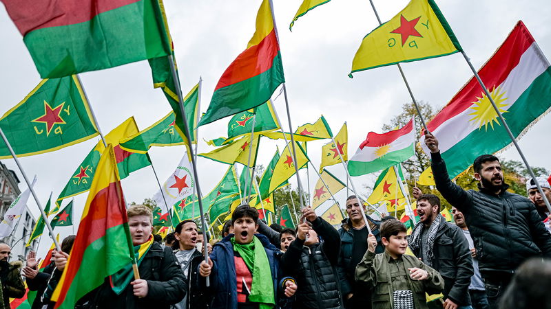 Kurder i Tyskland protesterar till stöd för vänstermiliserna YPG och YPJ.
