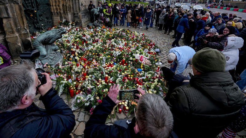 Framför Johanneskyrkan i Magdeburg har sörjande lagt blommor. Foto: Michael Probst/AP/TT.