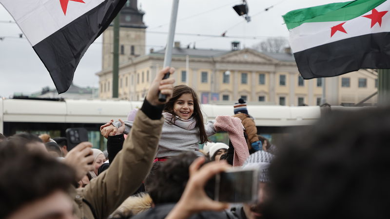 Syrier firar Assadregimens fall i Syrien vid en manifestation på Gustav Adolfstorg i Göteborg på söndagen. Foto: Adam Ihse / TT.