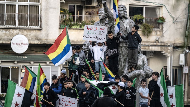 Människor i Majdal Shams i Golanhöjderna, firar att Baathpartiet störtas efter 61 års styre. Foto: Mostafa Alkharouf/Anadolu/TT.