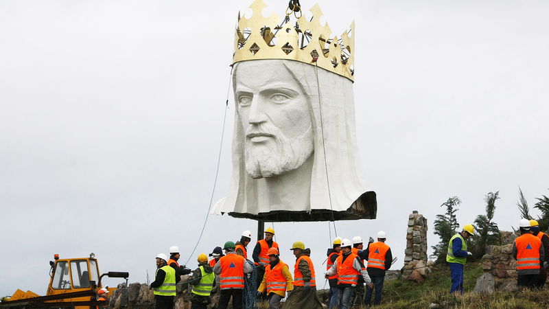 En grupp arbetare deltar i bygget av det 33 meter höga monumentet Konungen Kristus i polska Świebodzin år 2010. Skulpturen är alltjämt världens största staty av Jesus, enligt Guinness rekordbok. Foto: Kacper Pempel/Reuters/TT.