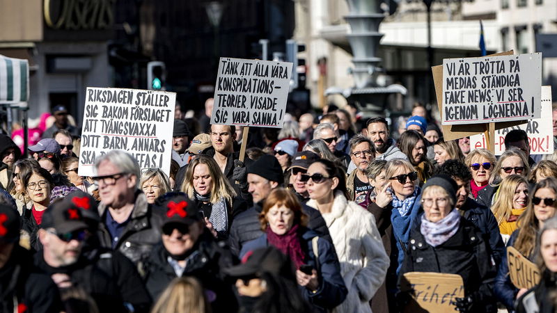 En vaccinkritisk demonstration under parollen Frihetsmarschen 3.0 passerar Gustav Adolfs torg i Malmö våren 2022, med omkring 200 personer i tåget. Foto: Johan Nilsson/TT.