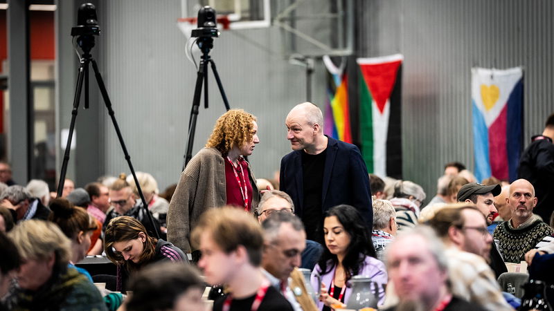 Enhetslistans partiledare Pelle Dragsted samtalar med folktingsledamoten Rosa Lund vid det extrainsatta årsmötet i Hafnia-Hallen. Foto: Emil Nicolai Helms/Ritzau Scanpix.