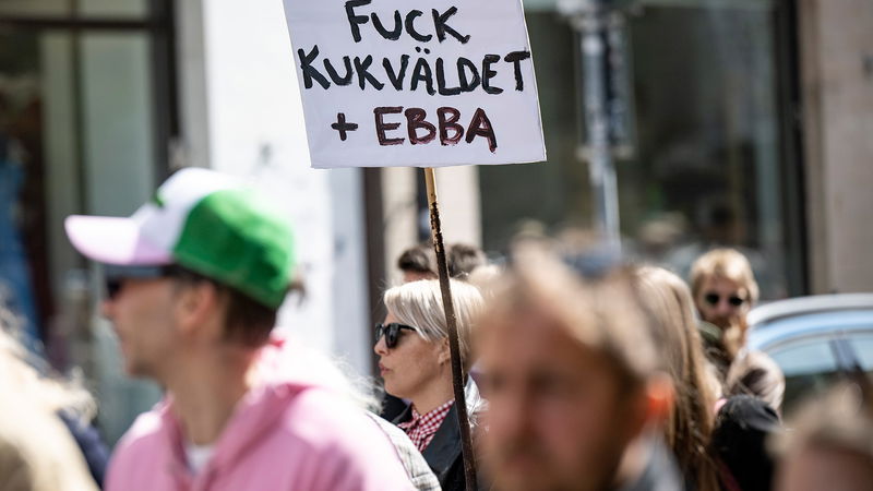 ”Fuck kukväldet + Ebba” på ett plakat i Vänsterpartiets förstamajtåg mellan Möllan och Slottsparken i Malmö på första maj. Partiledare Nooshi Dadgostar (V) var huvudtalare i Malmö. Foto: Johan Nilsson / TT.