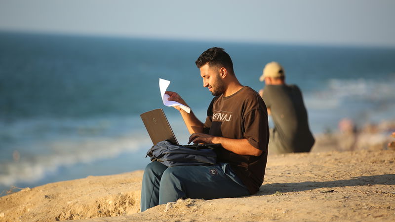 Under de senaste 18 månaderna har palestinska studenter försökt upprätthålla sina studier på distans, trots en våldsam ockupation och bristande elförsörjning och internetuppkoppling. Foto: Hassan Jedi/Anadolu.