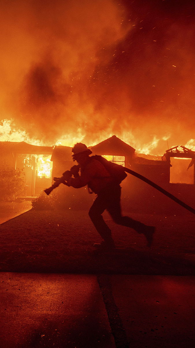 En brandman strider mot löpelden i grannskapet Pacific Palisades i Los Angeles, den 7 januari. Foto: Ethan Swope/AP/TT.