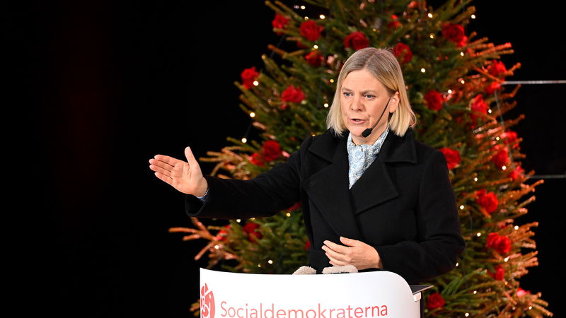 Socialdemokraternas partiledare Magdalena Andersson (S) håller jultal på folkparkteaterns scen i Vallby Friluftsmuseum. Foto: Henrik Montgomery / TT.