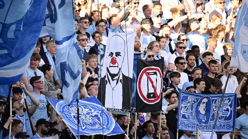 Malmö FF:s supportrar driver med Fotbollförbundets ordförande Fredrik Reinfeldt. Foto: Johan Nilsson/TT.