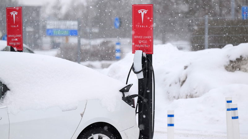 Teslas globala laddchef lovar fler ”superchargers” i bland annat Idre och Sunne - men medger att man inte ser någon tydlig väg framåt. Foto: Jessica Gow/TT.