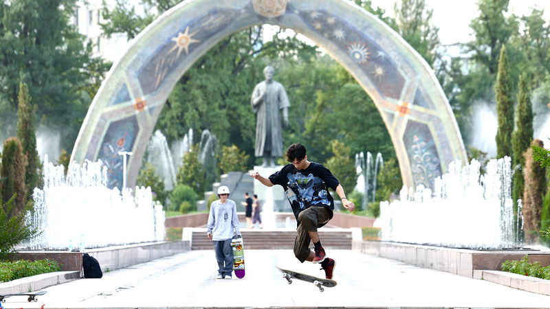 En park i Dusjanbe bär namnet av Tadzjikistans nationalpoet Rudaki, vars verser spelas upp i högtalare tillsammans med patriotiska sånger. Foto: Yao Dawei/Xinhua/TT.