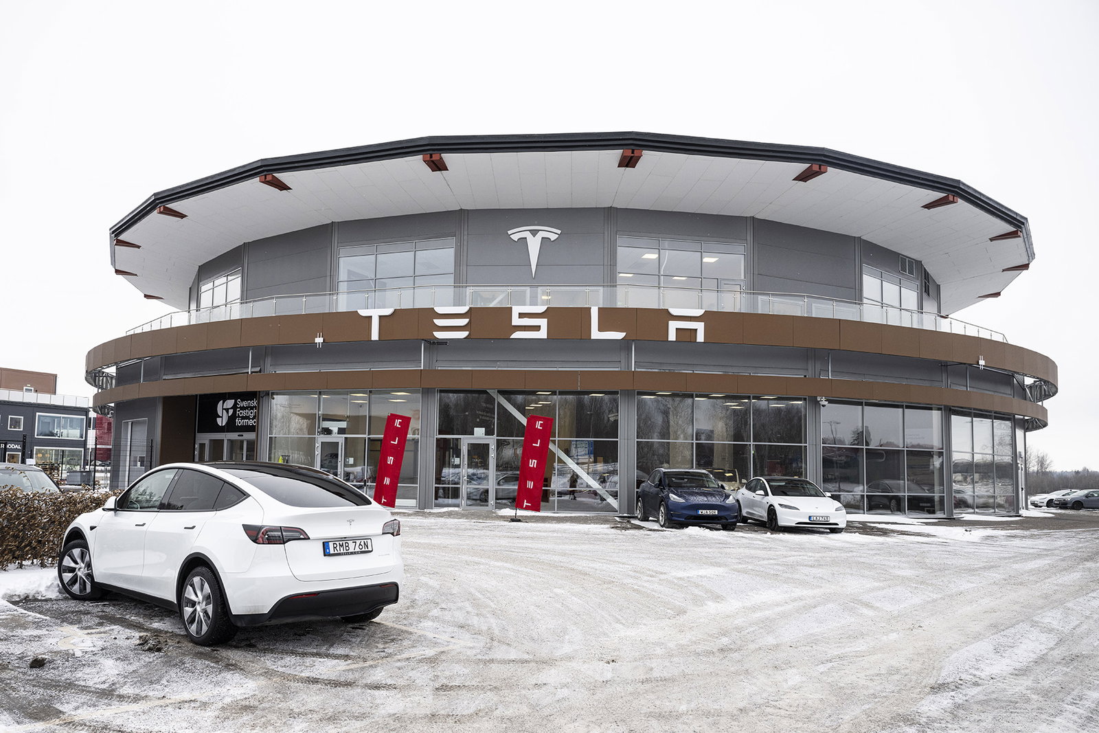 Teslaägare skäms för bilvalet: ”Nazikärra”