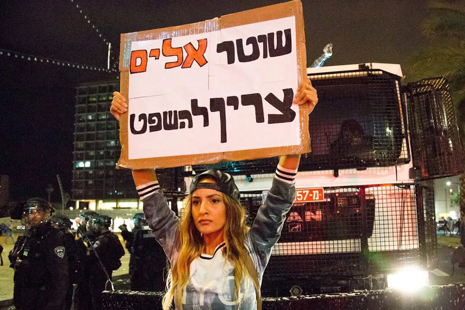 Israelers motstånd dränks i blod och stinkvatten
