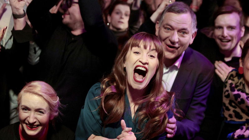 Die Linkes båda partiledare Ines Schwerdtner och Jan van Aken hurrar över det starka valresultatet under valvakan i Berlin, den 23 februari 2025. Foto: Carsten Koall/dpa/AP/TT.