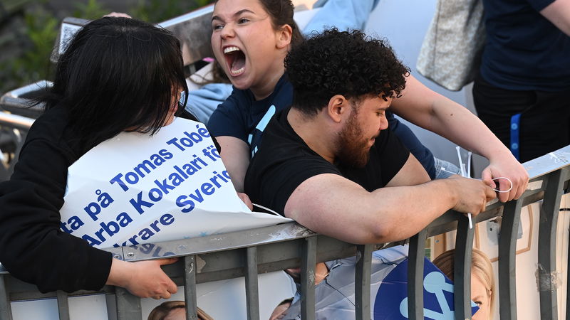 MUF och SSU tävlar om att vara mest frihetliga på Sergels torg inför EU-valet. Foto: Jonas Ekströmer/TT.