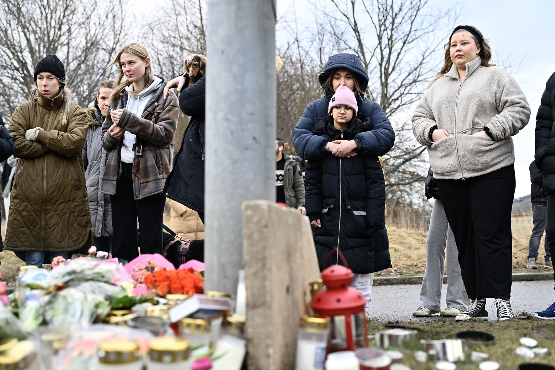 Sörjande samlas utanför Risbergska skolan den 5 februari 2025. Foto: Anders Wiklund/TT.