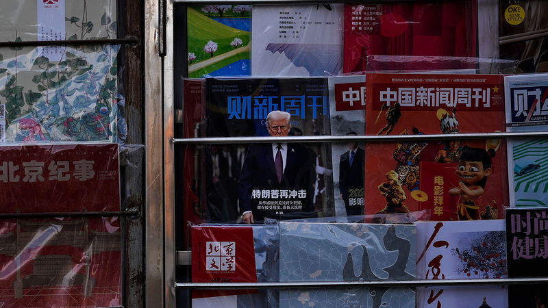 En tidning med Donald Trump på framsidan bär rubriken ”Trumpchock igen”, på en tidningskiosk i Peking, tisdagen den 4 februari 2025. Foto: Andy Wong/AP/TT.