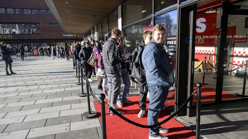 En lång kö sträckte sig utanför Five Guys i Stockholm, när den amerikanska snabbmatskedjan slog upp portarna till sin första svenska restaurang i februari 2025. Foto: Jessica Gow/TT.