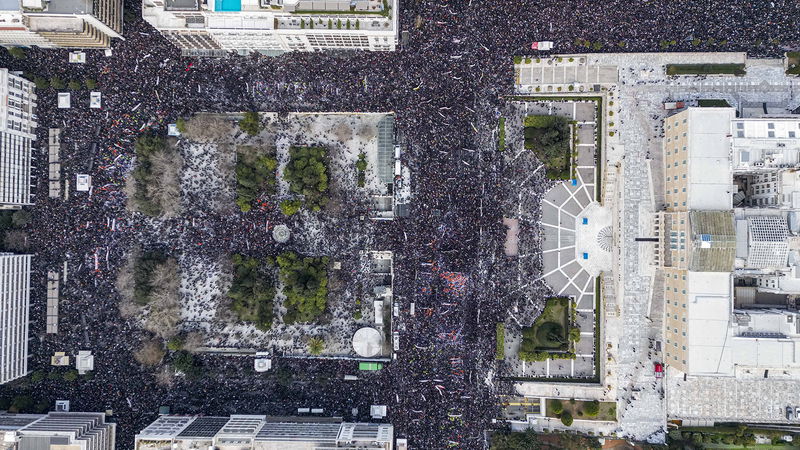 Två år efter den dödliga tågkraschen i Tempi utlystes generalstrejk i Grekland, och protesterna framför parlamentet på Syntagmatorget i Aten den 28 februari ledde kilometervis i alla riktningar. Foto: STR/NurPhoto/Shutterstock.