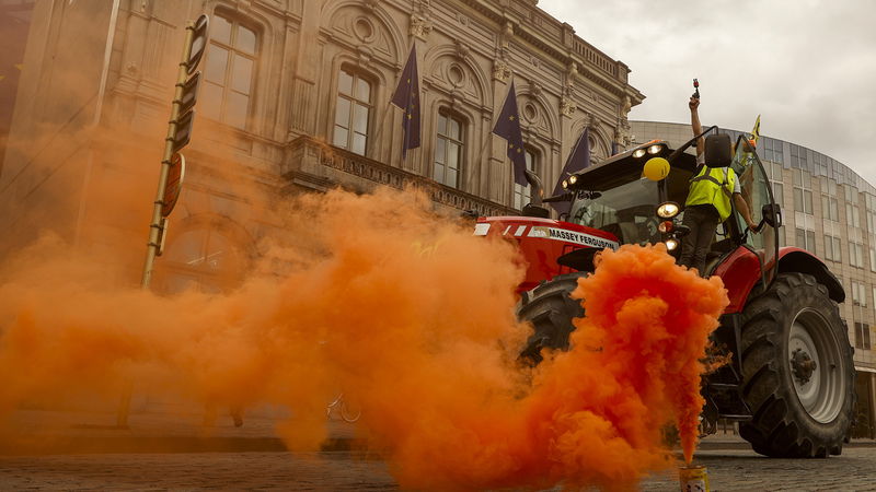 En bonde demonstrerar utanför Europaparlamentet i Bryssel den 4 juni 2024, i protest mot klimatprogrammet Gröna given. Foto: Omar Havana/AP.