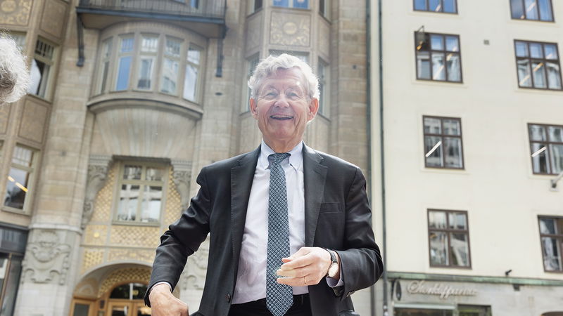 Jacob Wallenberg ser ut att vara på väg till banken. Foto: Cornelia Jönsson/DI/TT.