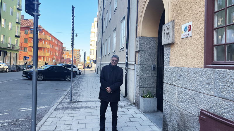 Ricki Neuman utanför ”Judehuset”. Mitt emot låg Sunnerdahlska huset. Foto: Paulina Sokolow.