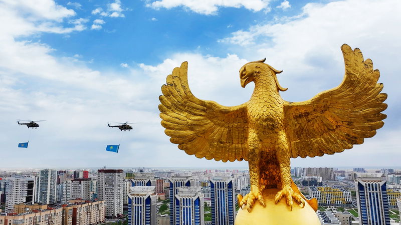 Kazakiska militärhelikoptrar flyger i formation under en militärparad för att fira segerdagen i det Stora antifascistiska kriget, i Astana den 7 maj 2025. Foto: Kazakstans presidents presstjänst/Xinhua/TT.