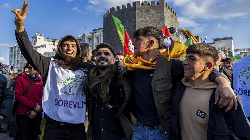 Människor samlas för att ta del av PKK-ledaren Abdullah Öcalans tv-meddelande i turkiska Diyarbakir den 27 februari. Foto: Metin Yoksu/AP/TT.