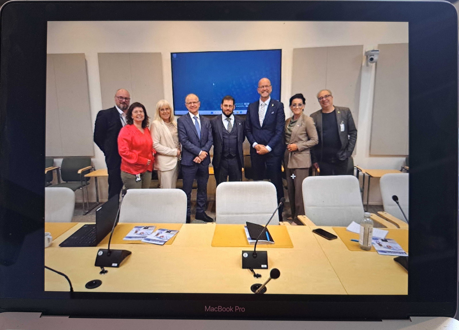 KD-toppar bjöd in bosättarlobbyist till riksdagen