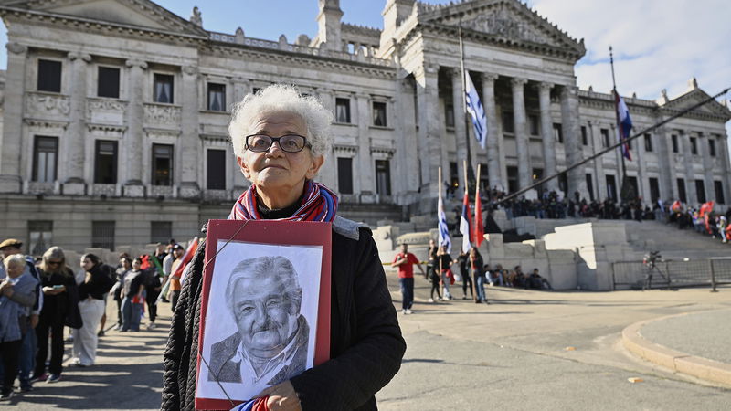 En kvinna sörjer Uruguays tidigare presidenten Jose Mujica, som jordfästes i huvudstaden Montevideo under onsdagen den 14 maj. Foto: Santiago Mazzarovich/AP/TT.