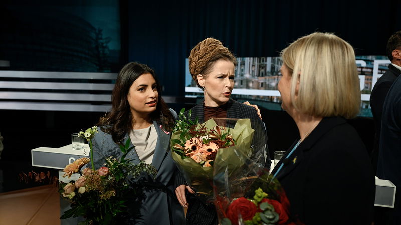 Nooshi Dadgostar (V), Amanda Lind (MP) och Magdalena Andersson (S) efter partiledardebatten i Agenda i Sveriges television, oktober 2024. Foto: Pontus Lundahl/TT.