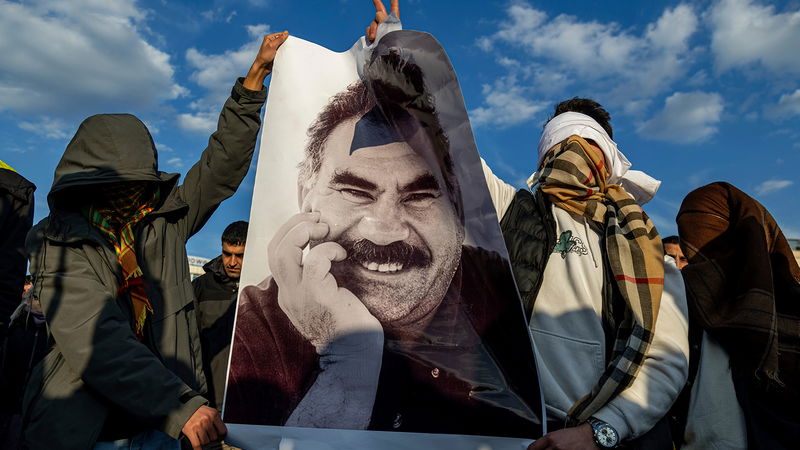 Den 27 februari samlades en folkmassa i turkiska Diyarbakir, en stad med en stor kurdisk befolkning, för att ta del av ett tv-sänt uttalande från Abdullah Öcalan. Foto: Metin Yoksu/AP/TT.