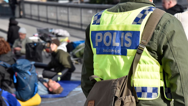 En dialogpolis vid en manifestation av Extinction Rebellion i centrala Stockholm. Foto: Lars Schröder / TT.