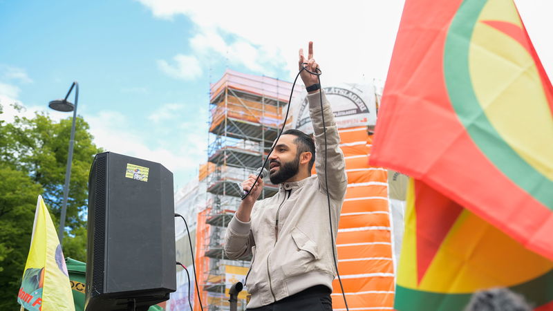 Daniel Riazat vid en manifestation mot det svenska inträdet i Nato. Foto: Maja Suslin/TT.