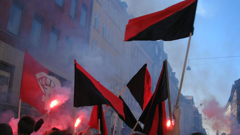 Syndikalistflaggor vid en demonstration i Köpenhamn. Foto: Wikimedia Commons.