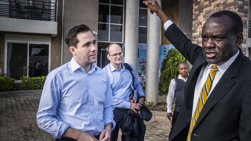 Biståndsminister Benjamin Dousa (M) och Jakob Granit, 
generaldirektör på Sida, besöker ett svenskt biståndsprojekt i Uganda. Foto: Magnus Hjalmarson Neideman/SVD/TT.