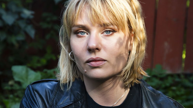 Ester Berg är poet och pluggar till lärare. Foto: Leonard Stenberg.