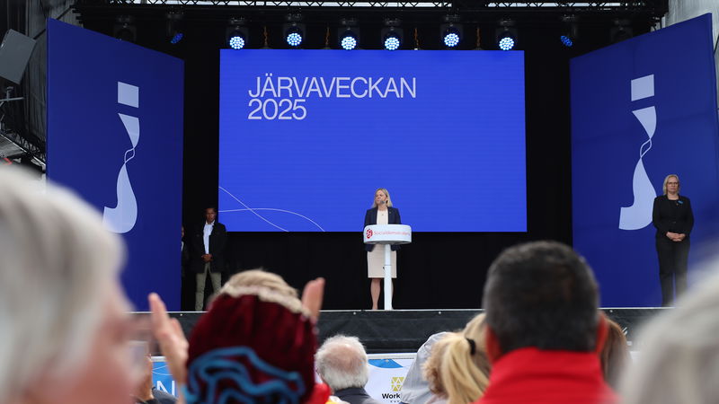Magdalena Andersson talar först till folket i Gaza och sedan till de församlade under Socialdemokraternas dag på Järvaveckan. Foto: Liz Fällman.