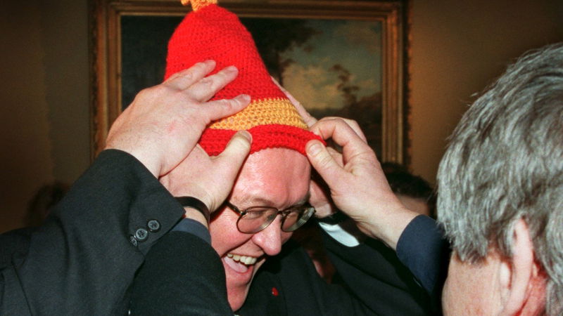 När dåvarande statsministern Göran Persson fyllde 50 år, fick han en stickad mössa av Johan Lönnroth. Foto: Claudio Bresciani/Scanpix/TT.