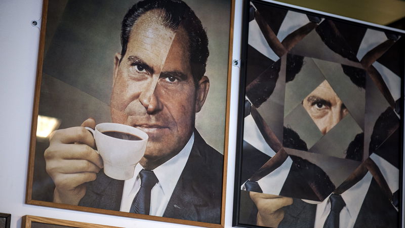 Kjartan Slettemarks bilder med president Nixon hänvisar till att Gevalia köpts upp av General Foods, som var inblandat i USA:s napalmtillverkning under Vietnamkriget. Som krigsmotståndare skulle man hellre dricka grönt te. Foto: Pontus Lundahl/TT.