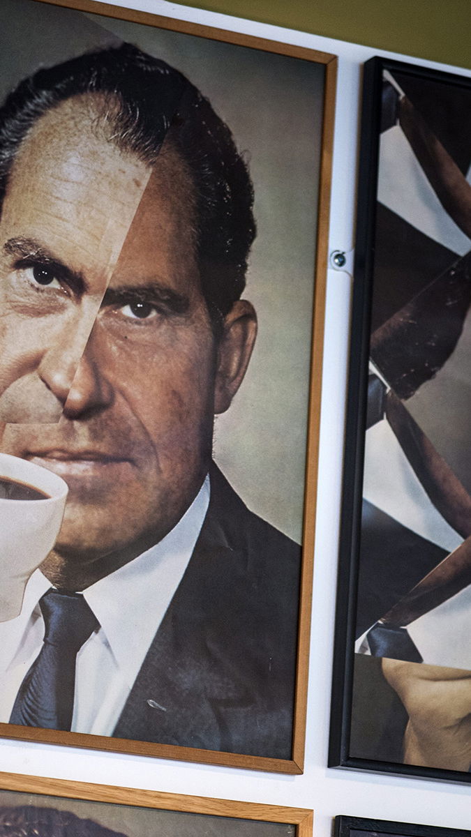 Kjartan Slettemarks bilder med president Nixon hänvisar till att Gevalia köpts upp av General Foods, som var inblandat i USA:s napalmtillverkning under Vietnamkriget. Som krigsmotståndare skulle man hellre dricka grönt te. Foto: Pontus Lundahl/TT.