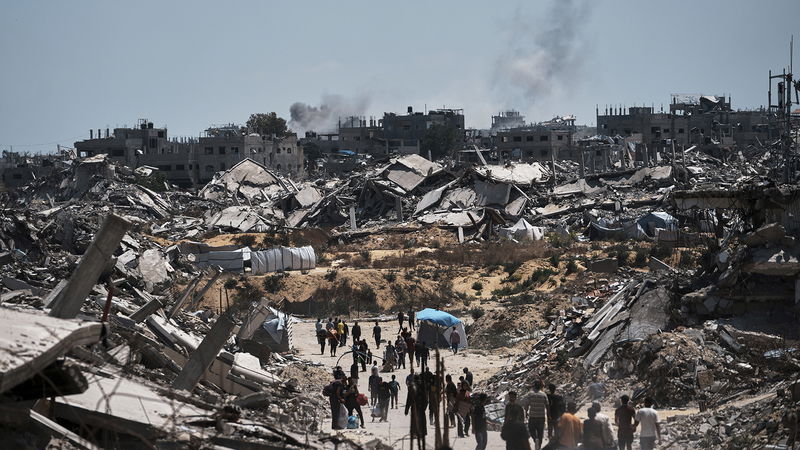 Fördrivna palestinier återvänder för att hämta sina tillhörigheter i sina hem efter israeliska bombräder, i norra Gaza den 4 juni. Foto: Jehad Alshrafi/AP/TT.