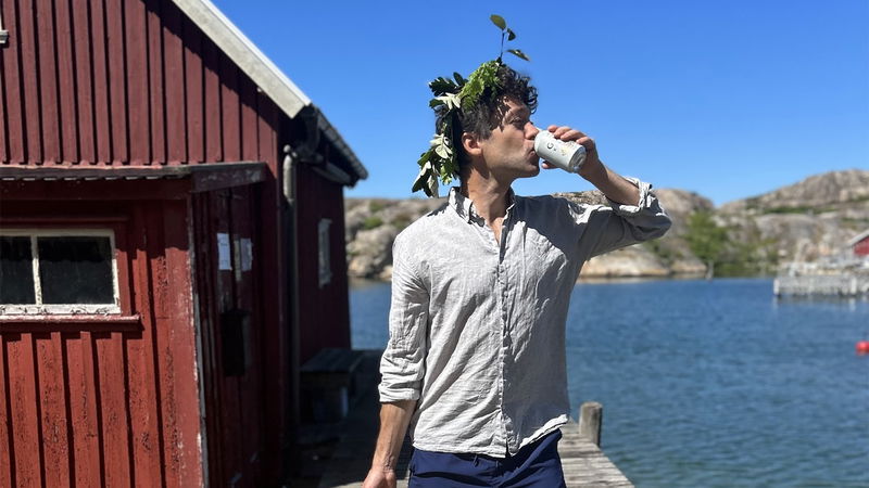 Artikelns författare firar midsommar. Foto: Privat.