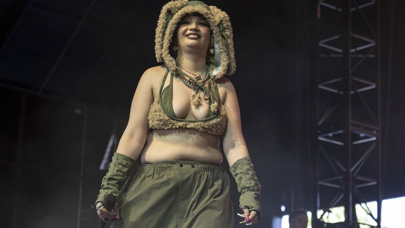 Artisten Lola Young har en egen stil, men hånas för att hon inte är smal nog. Foto: Amy Harris/AP.