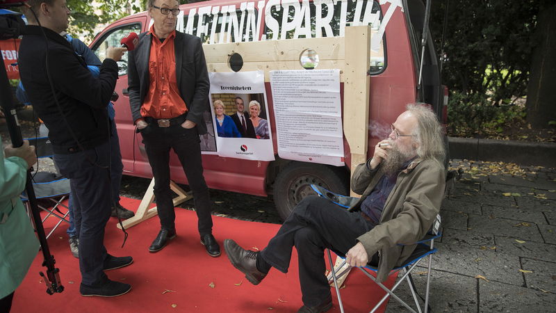 Bjørn Dahl, politiker för anarkistiska Samfunnspartiet, rökte en holk i valstugan på Karl Johan redan 2017. Foto: Vidar Ruud/NTB.