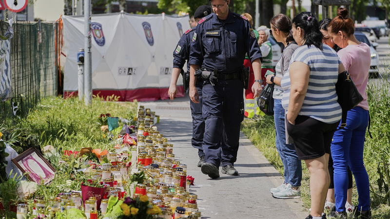 Människor samlas för att sörja offren för skolskjutningen i Graz, den 12 juni 2025. Foto: Darko Bandic/AP/TT.